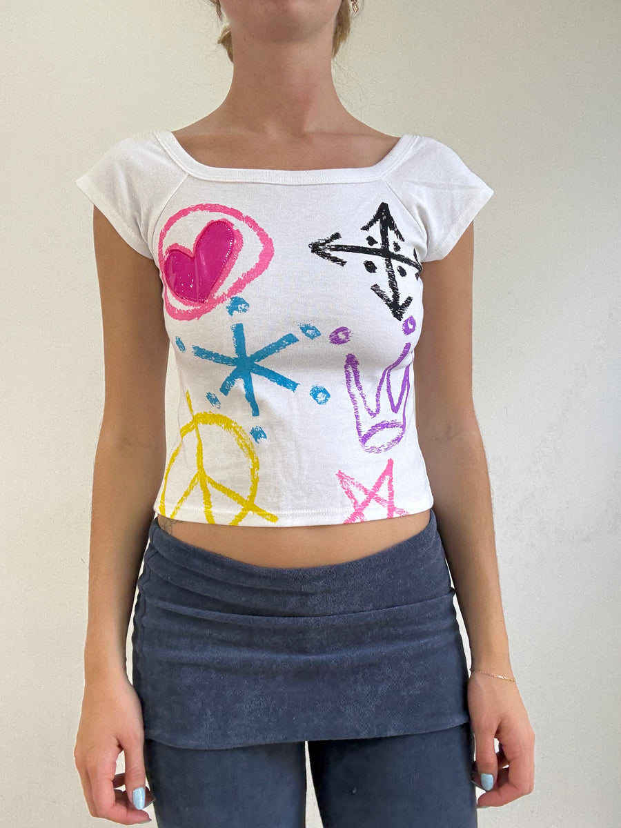 💻‼️ white baby tee with graffiti print