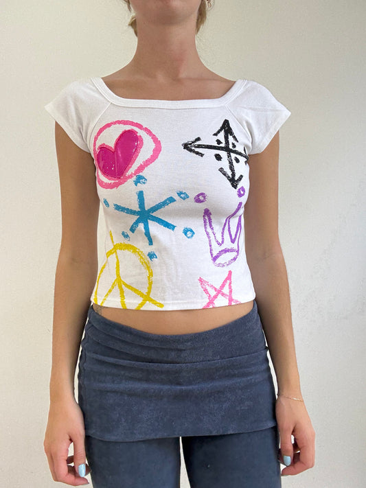 💻‼️ white baby tee with graffiti print