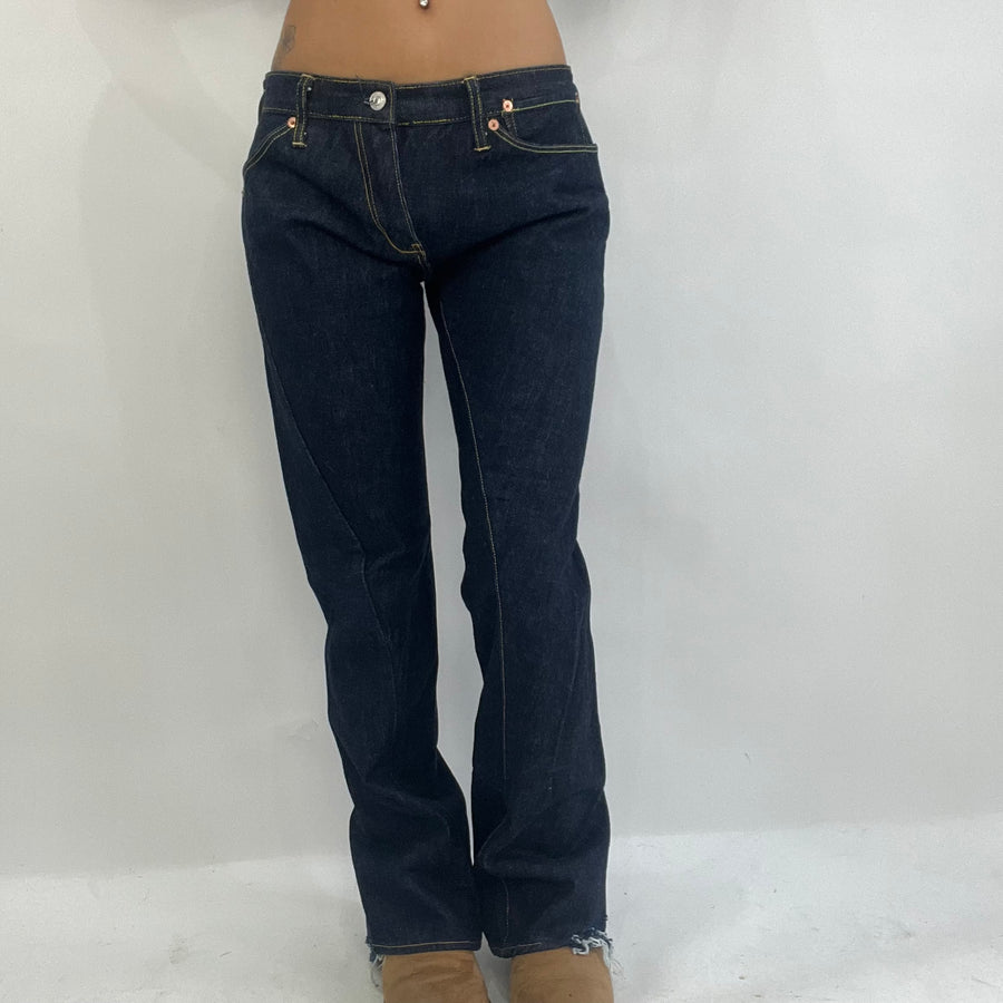 12 DAYS OF XMAS DROP | kleine dunkelblaue levi’s Jeans mit Distressed Säumen