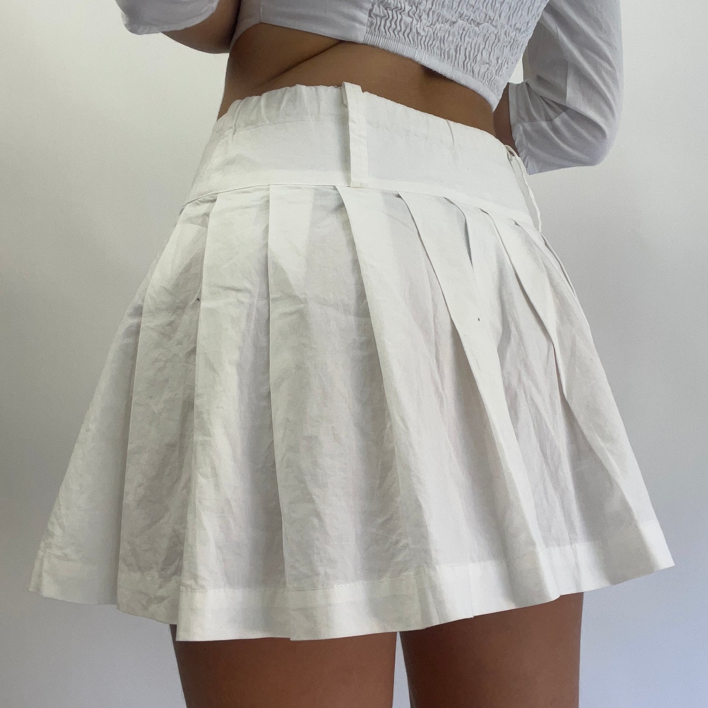 OLIVIA RODRIGO DROP | xs white pleated mini skirt