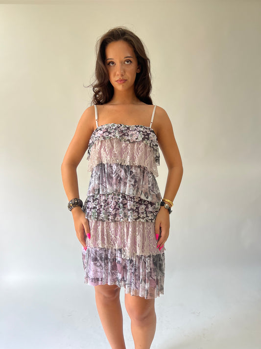 SATC drop | vestido midi de encaje y volante floral de color púrpura medio