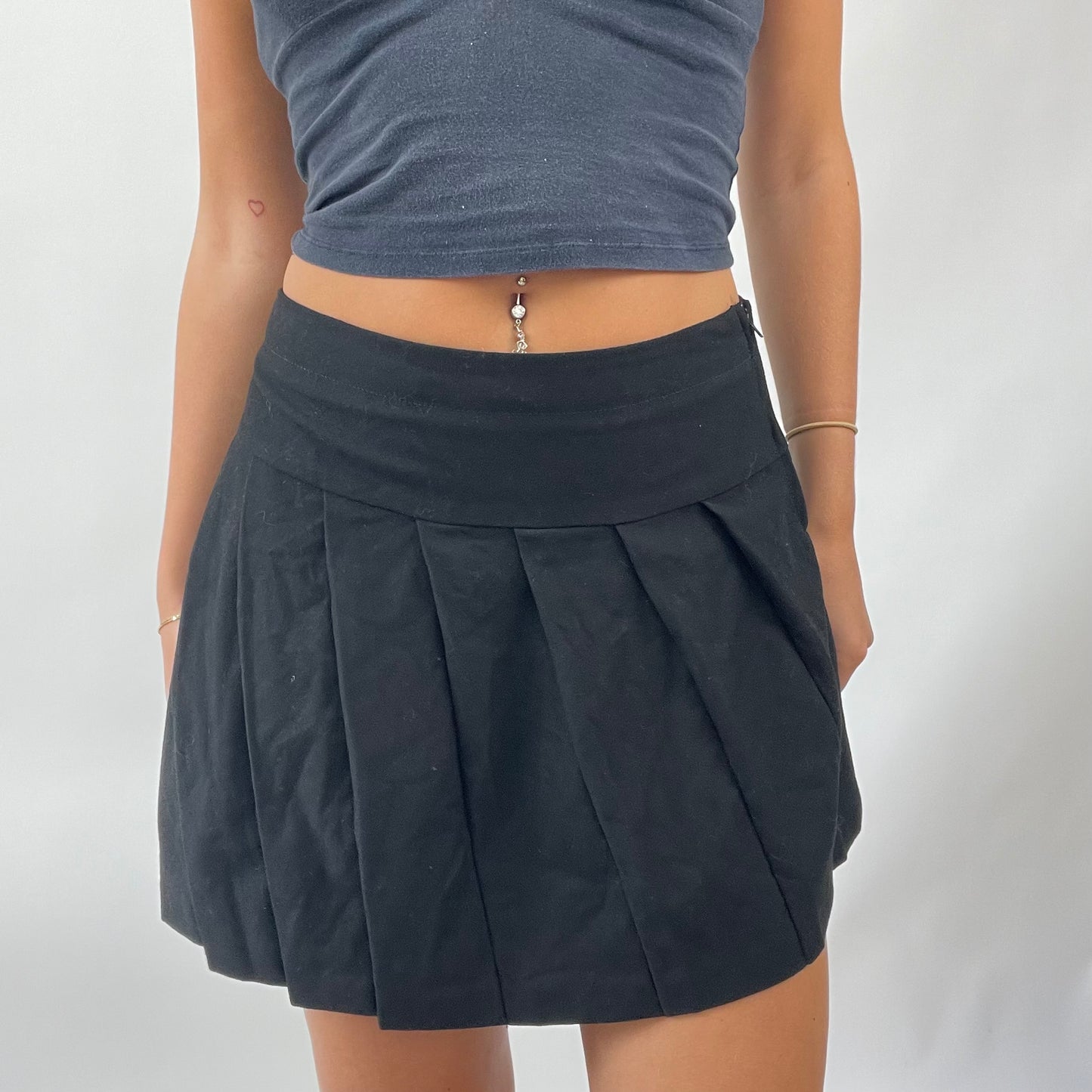 FRESHERS FIT DROP | small black pleated skirt