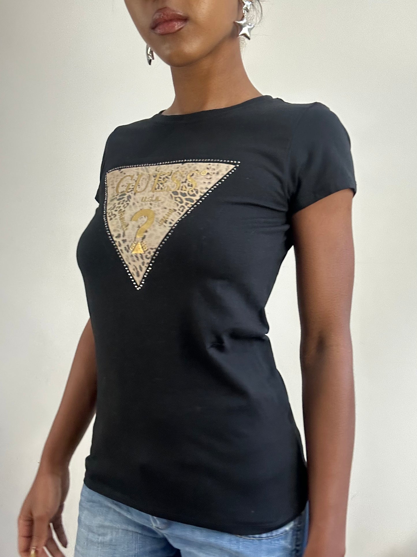 BEST PICKS | small black guess logo t-shirt