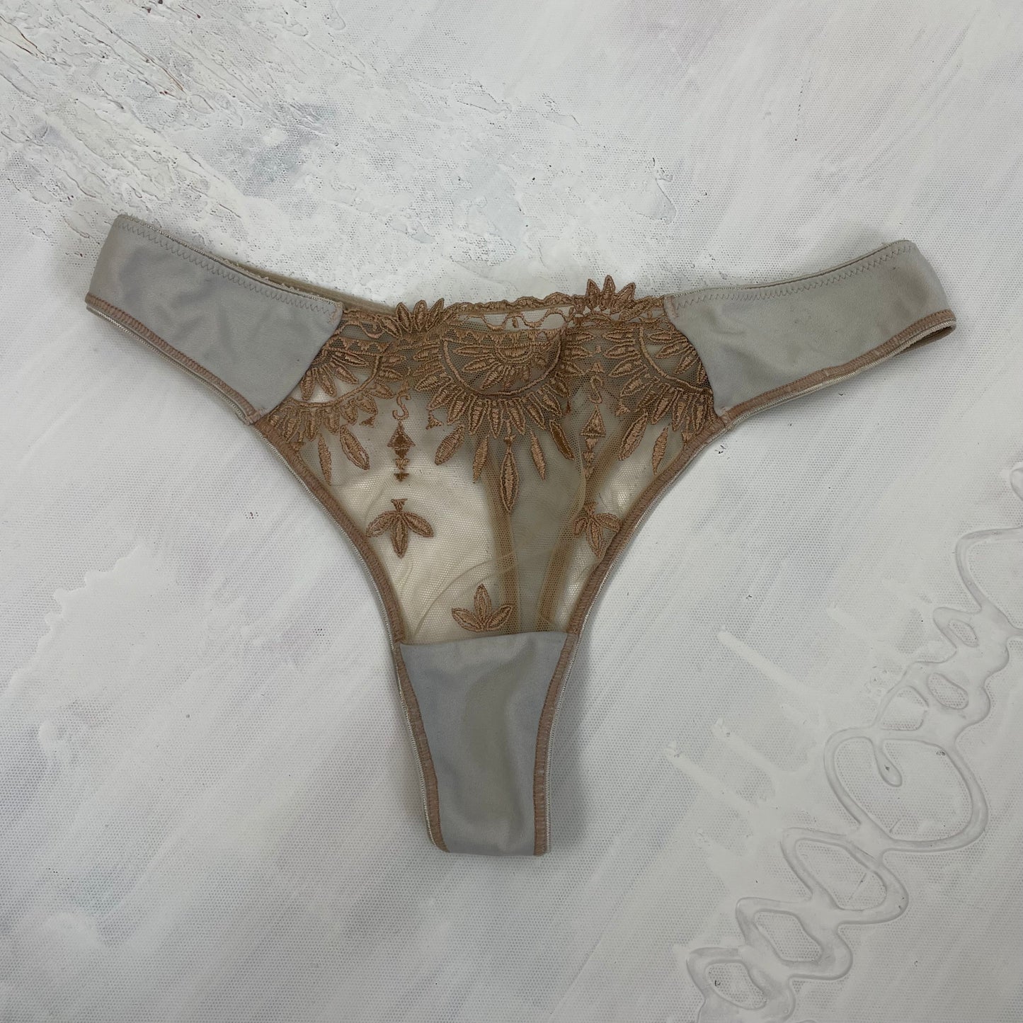 HIPPY CHIC DROP | small white and beige mesh thong