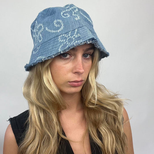 💻 13 GOING ON 30 - double denim barbie | material: denim · prenda: gorro de pescador · detalles: floral