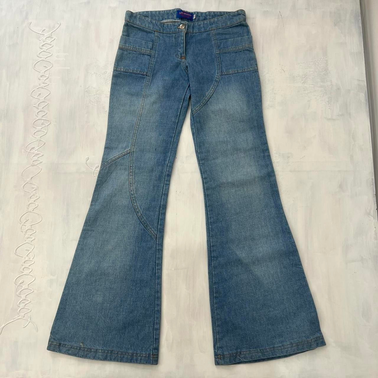 ‼️💻 super cute light wash denim flared jeans