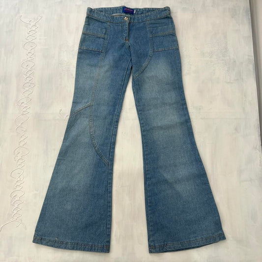 ‼️💻 super cute light wash denim flared jeans