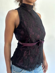 wag drop | pequeño top de cuello alto superpuesto de encaje negro