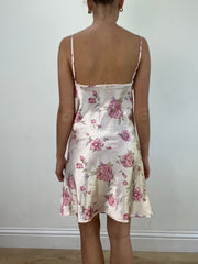 Vintage-Edit: Hochzeitsgast | kleines weißes Minikleid mit rosa Blumendetail