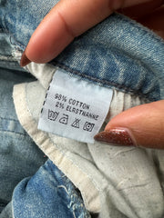 LFW edit | kleine blaue Jeans mit floralen Stickereien und Metalldetails