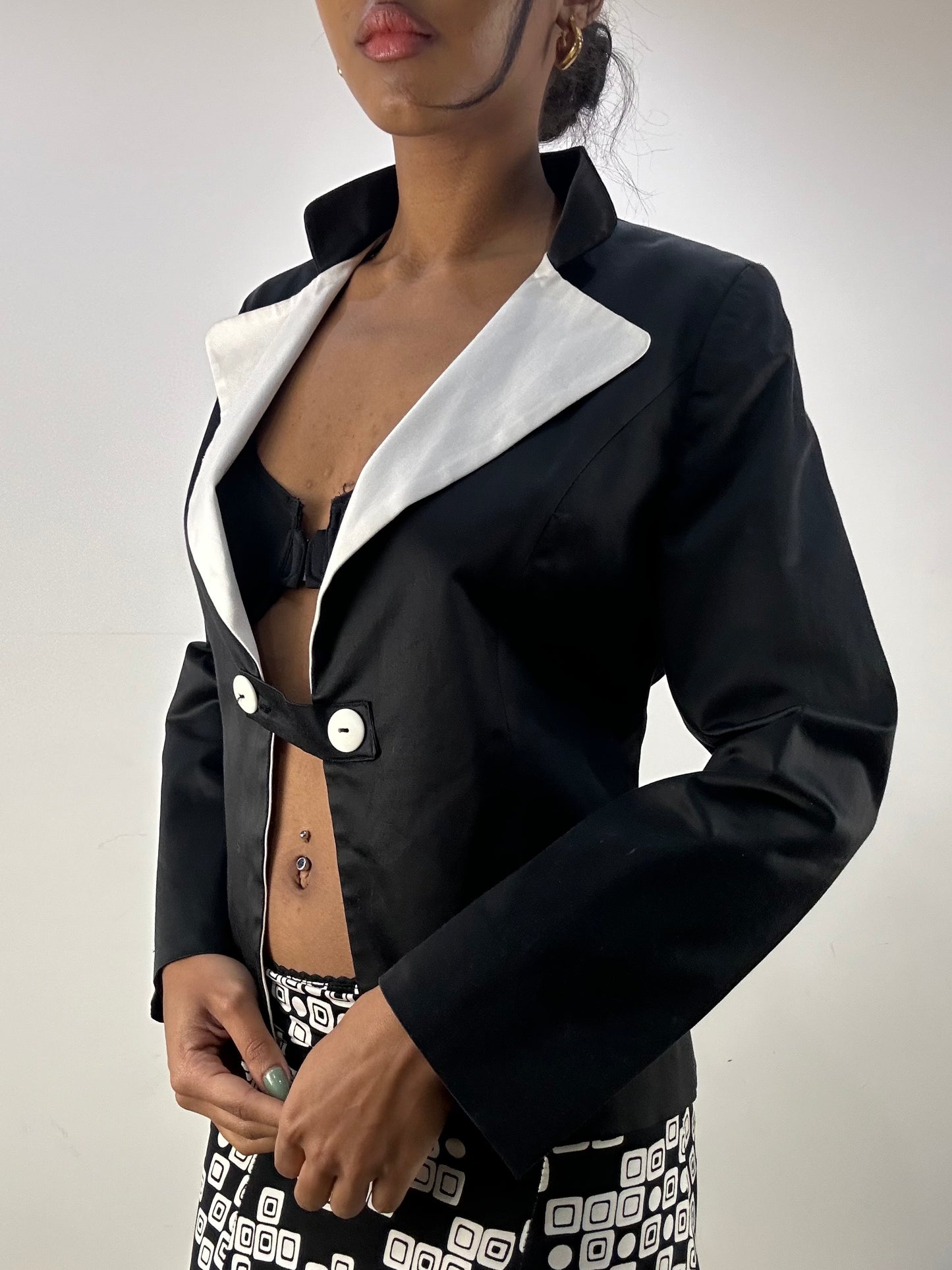 💻💚 MOB WIFE DROP | small black silky blazer with white collar detail