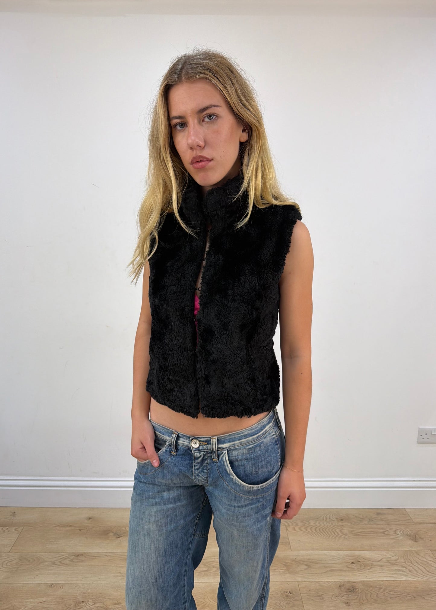 small black hennes faux fur gilet image 3