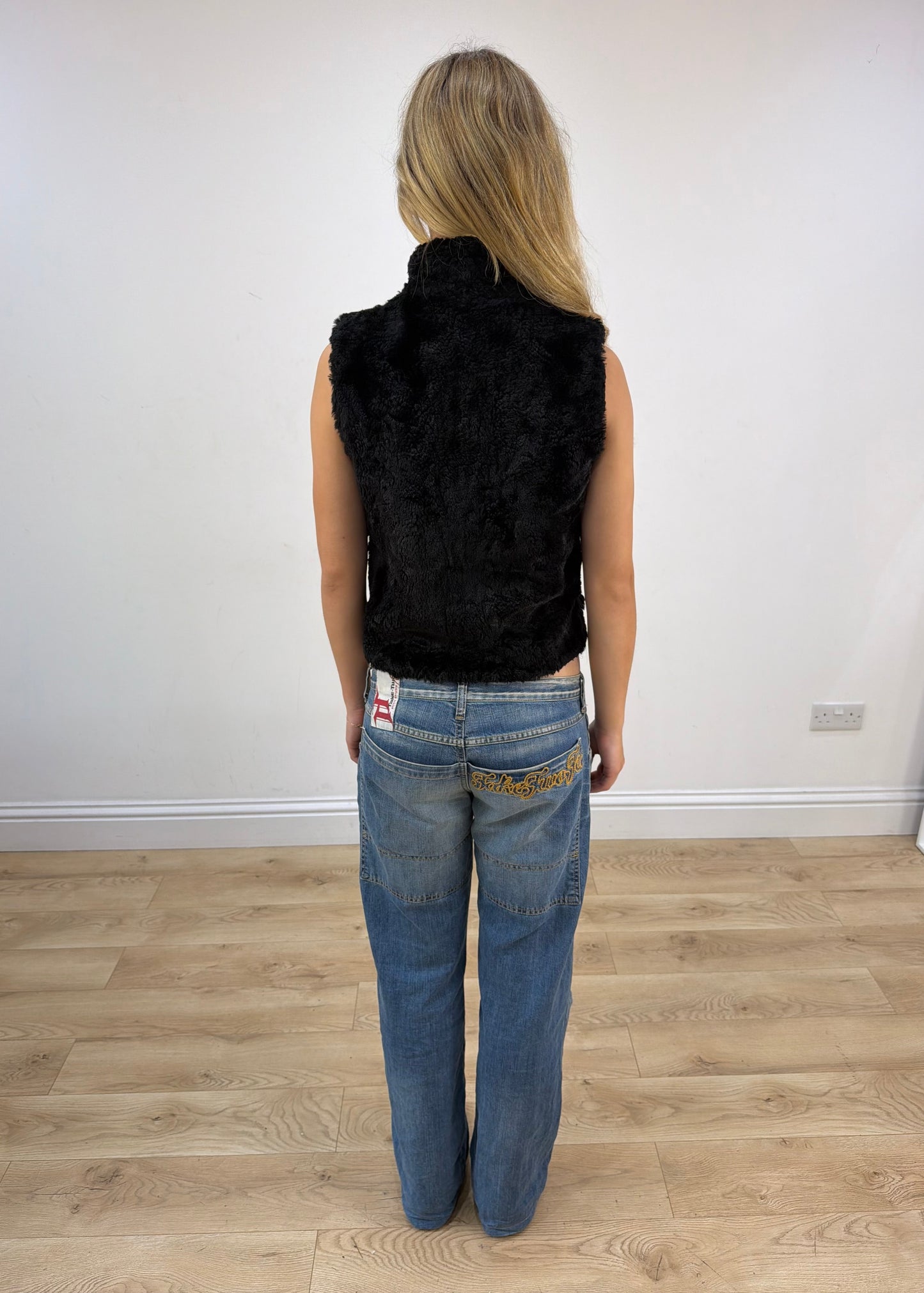 small black hennes faux fur gilet image 8