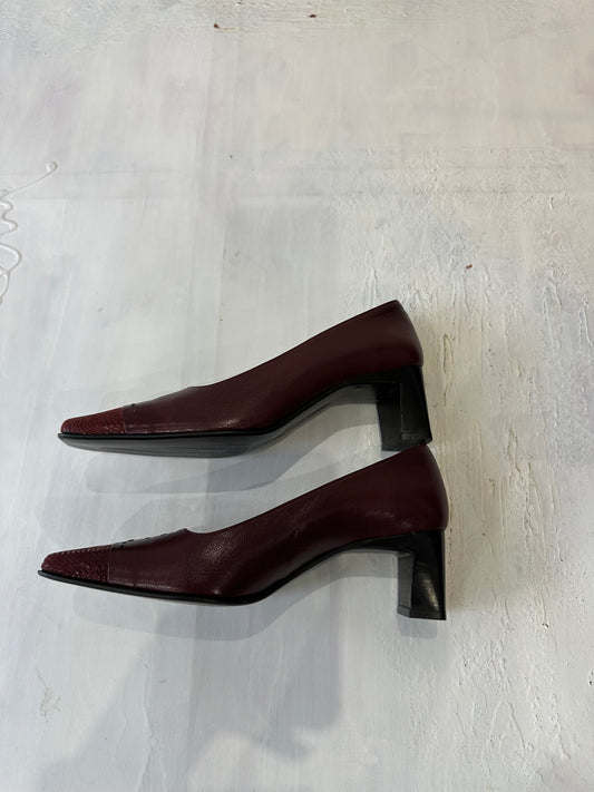 ⭐️BEST PICKS | UK 5 burgundy court shoe with square toe