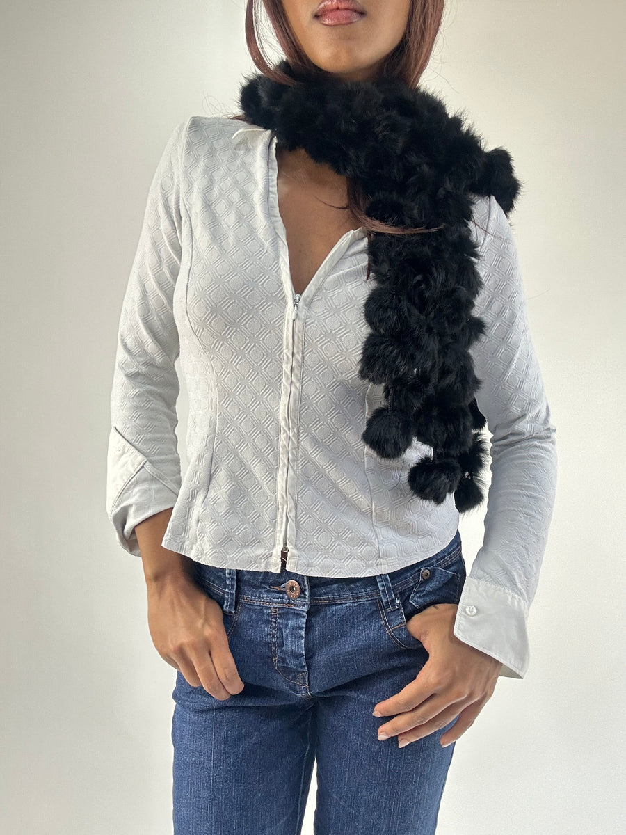 WINTER FAVOURITES | couleur: noir · matière: fausse fourrure · article: écharpe · détails: pompons