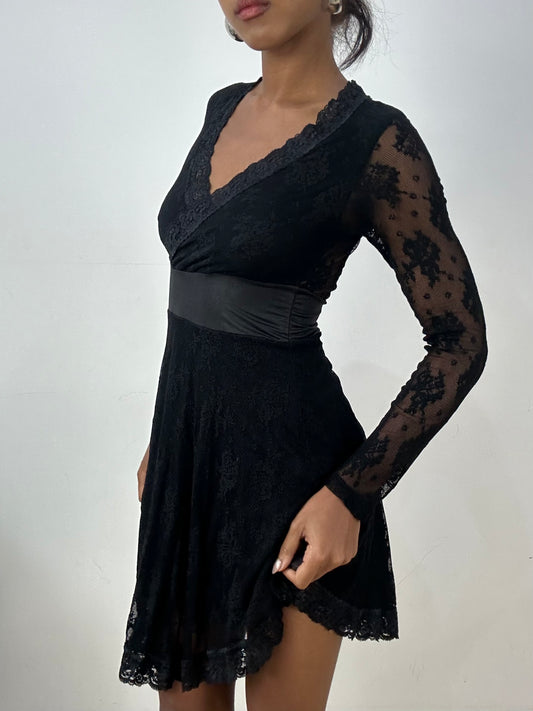 Vintage-Bearbeitung: Halloween | kleines schwarzes Minikleid mit Spitzendetails
