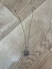 שרשרת ⁨‘chanel’⁩ עם תליון – כסף – ⁨12 days of xmas drop⁩