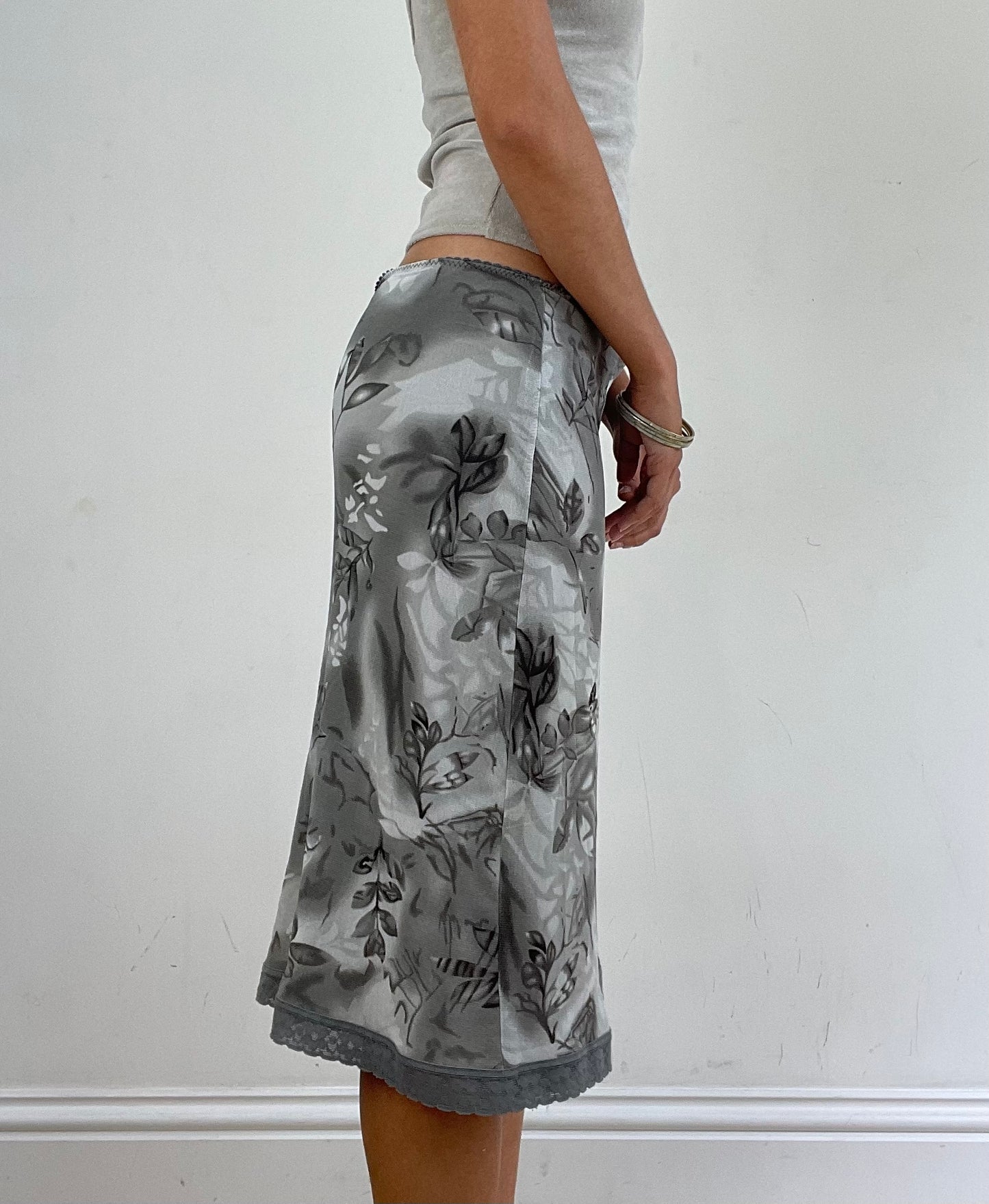 VINTAGE PICKS | medium grey floral print midi skirt