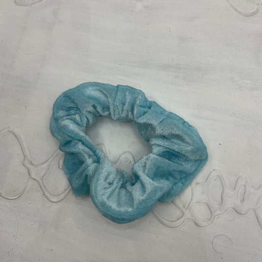 💻⭐️ | icy blue velvet scrunchie