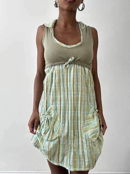 vintage edit twenty-seven | taille: S · couleur: gris + vert · article: robe · détails: à capuche + longueur mini