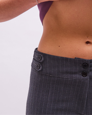 pantalon emilia en gris à fines rayures