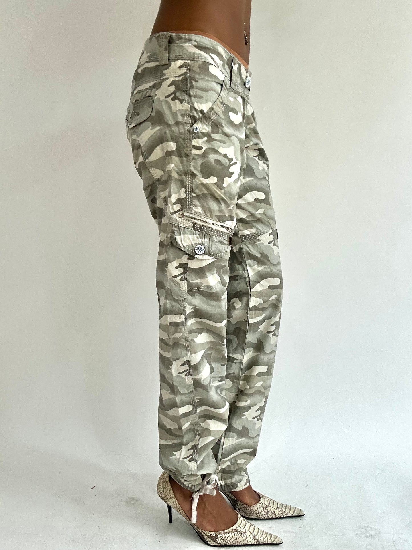 BEST PICKS | small/medium khaki camo print trousers