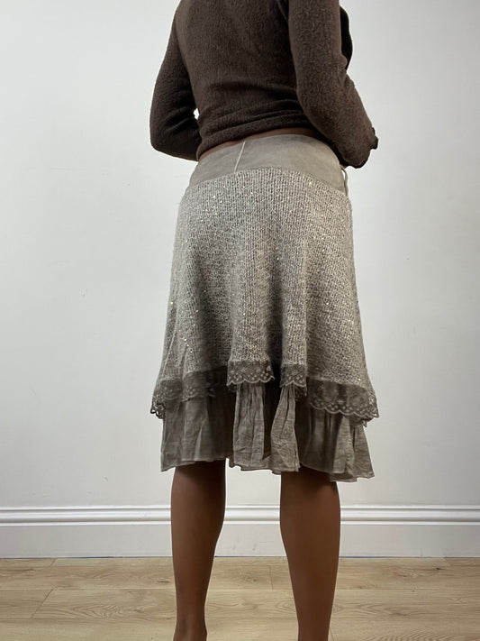 BEST PICKS | talla: XS · color: beige · material: encaje · prenda: falda · detalles: escalonado + largo midi + ribete
