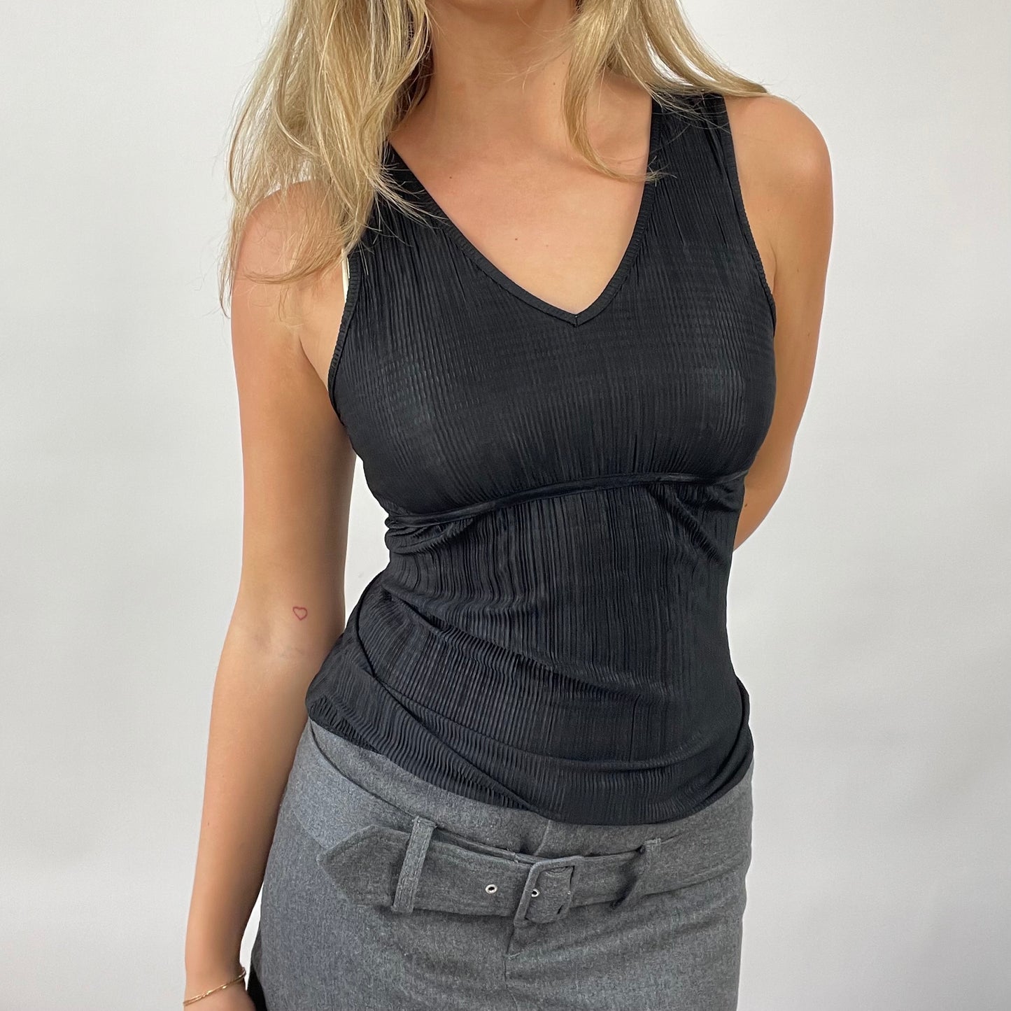 90s MINIMALISM DROP | small black crinkle top