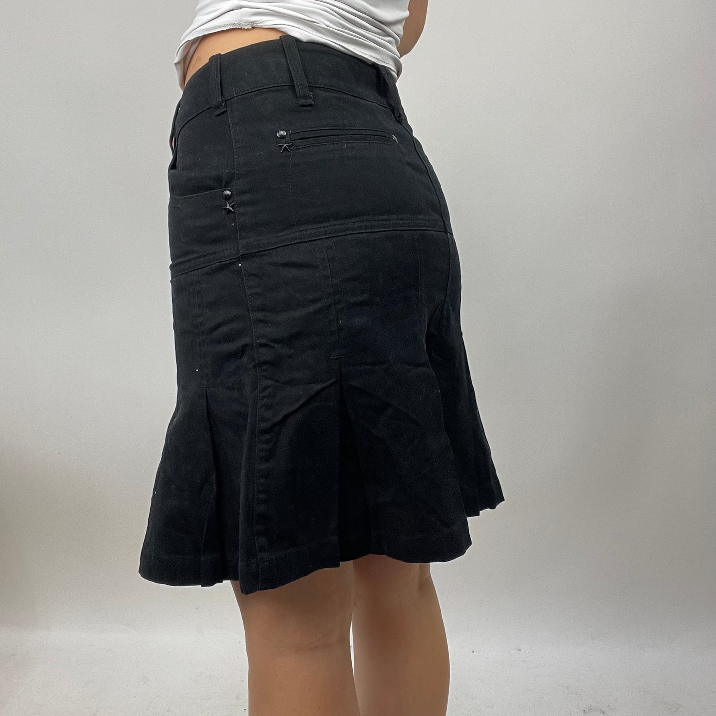 LIGHT ACADEMIA DROP | small black pleated midi skirt