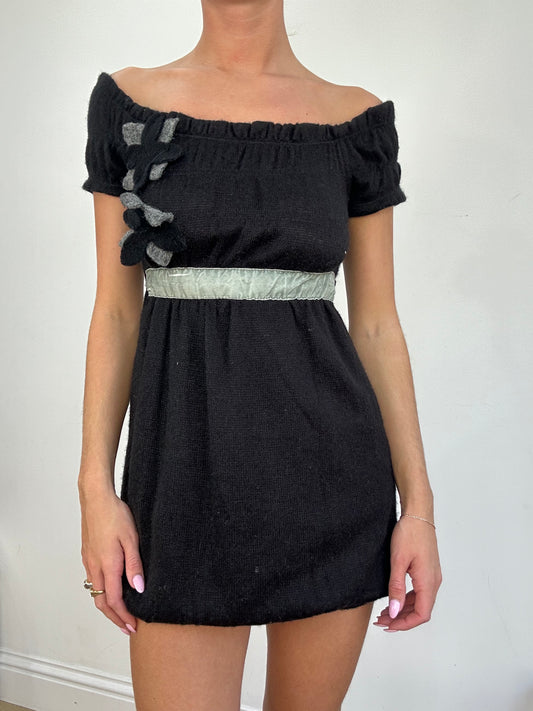 💚 COSY CLASSICS | small black off the shoulder knitted dress
