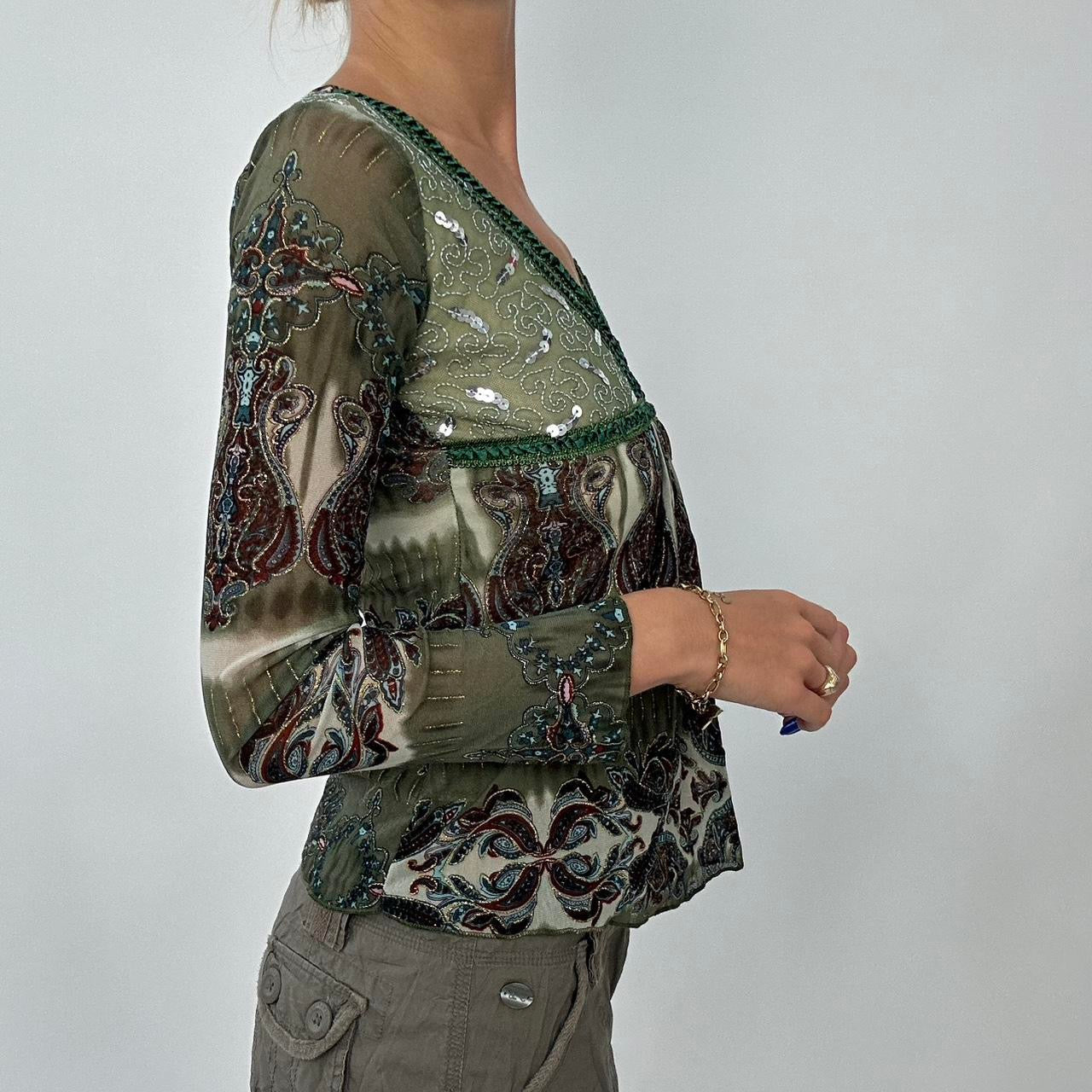 💻 EARTHY GRUNGE DROP | small green long sleeved top with paisley print