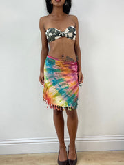 vintage edit: festival | talla: S · color: rosa + azul · prenda: falda · detalles: tie-dye + cruzado + playa + flecos