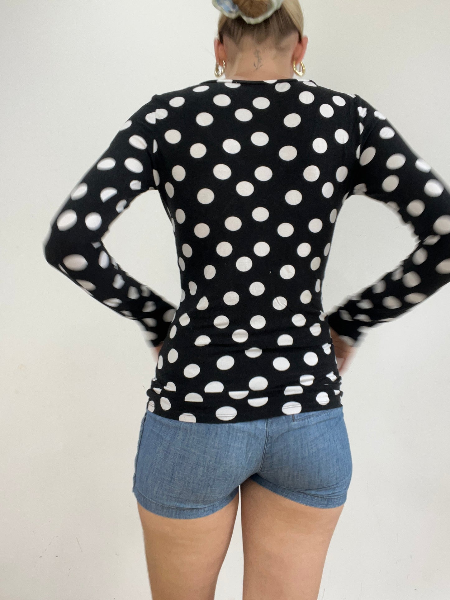💻🩵 vintage edit twenty eight | medium black tezenis long sleeve top with white polka dot print