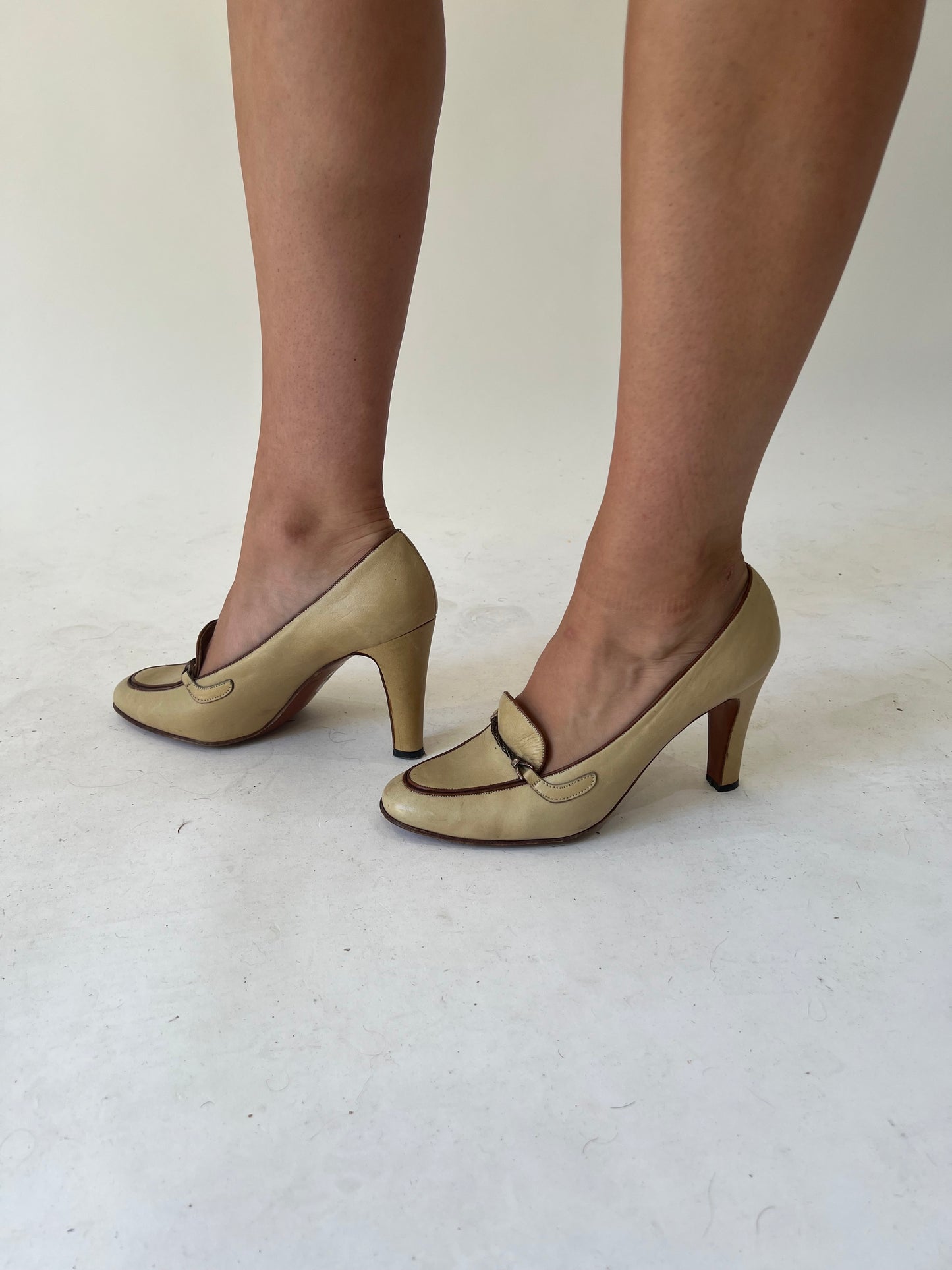 back to school drop | size 5 cream heels with copper chain strap
