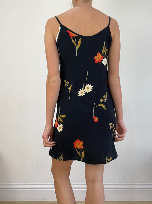 BEST PICKS | talla: M · color: negro + rojo · prenda: vestido · detalles: floral + estampado
