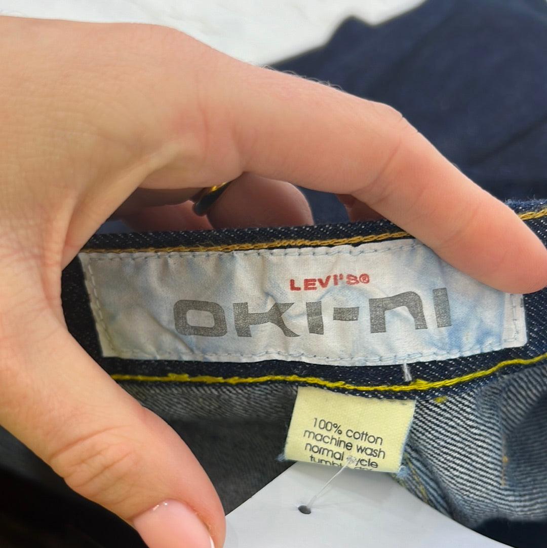 12 DAYS OF XMAS DROP | small dark blue levi’s jeans with distressed hems