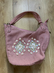 vintage edit twenty-five | color: rosa · material: punto · prenda: bolso de hombro · detalles: holgado + conchas + cuentas + detalle