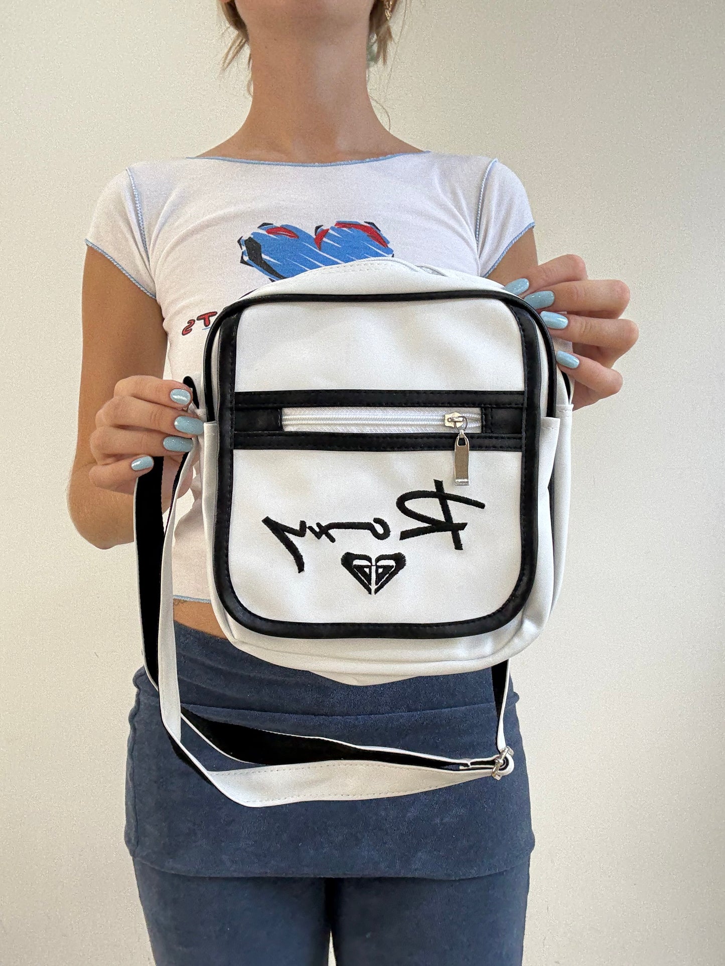 ‼️💻 white roxy side bag with black stitching