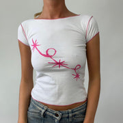 Farbe: Rosa · Artikel: Baby-T-Shirt · Details: Wirbelmuster + Sterne + Grafik + 💻 + ‼️