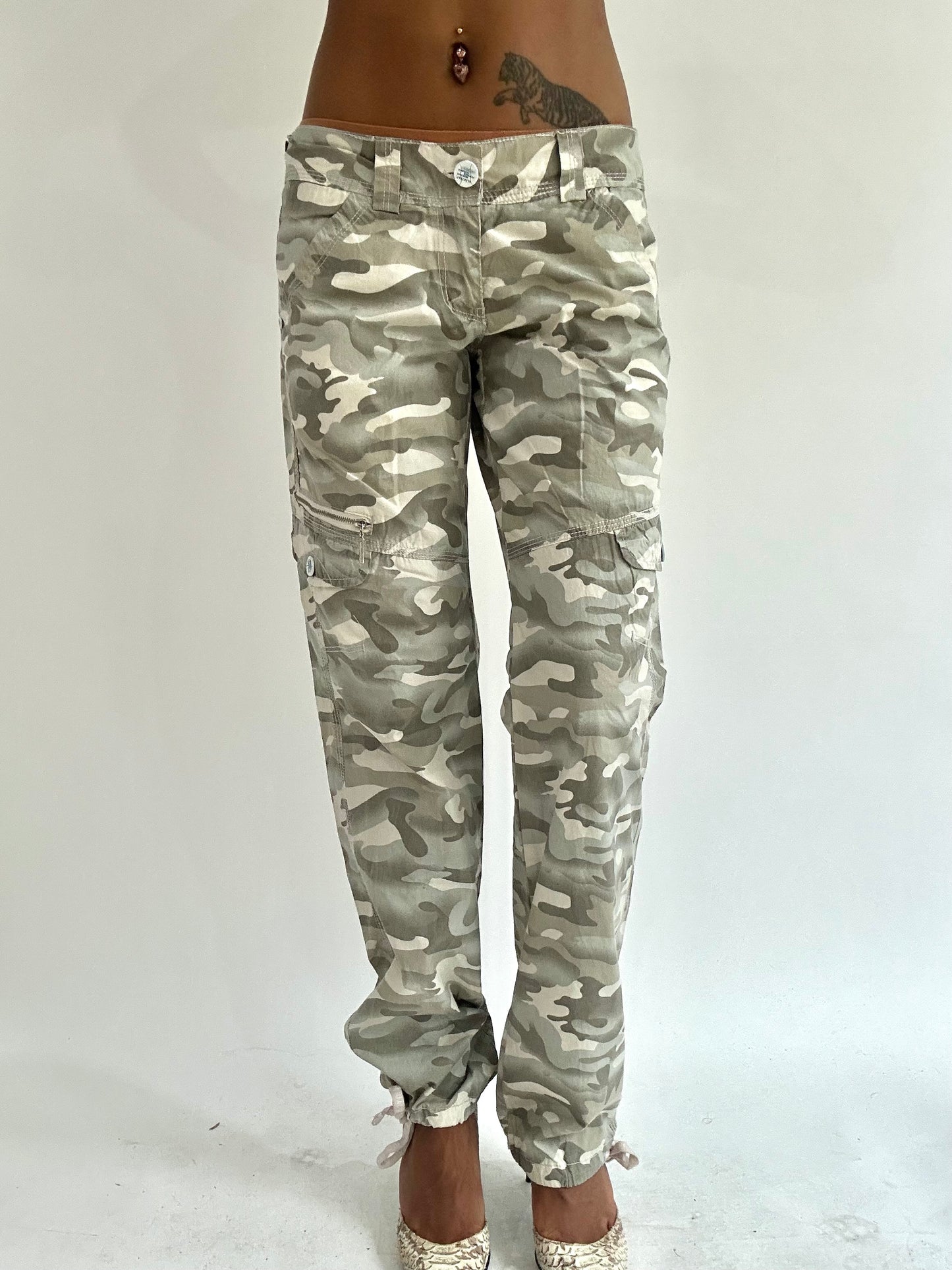 BEST PICKS | small/medium khaki camo print trousers