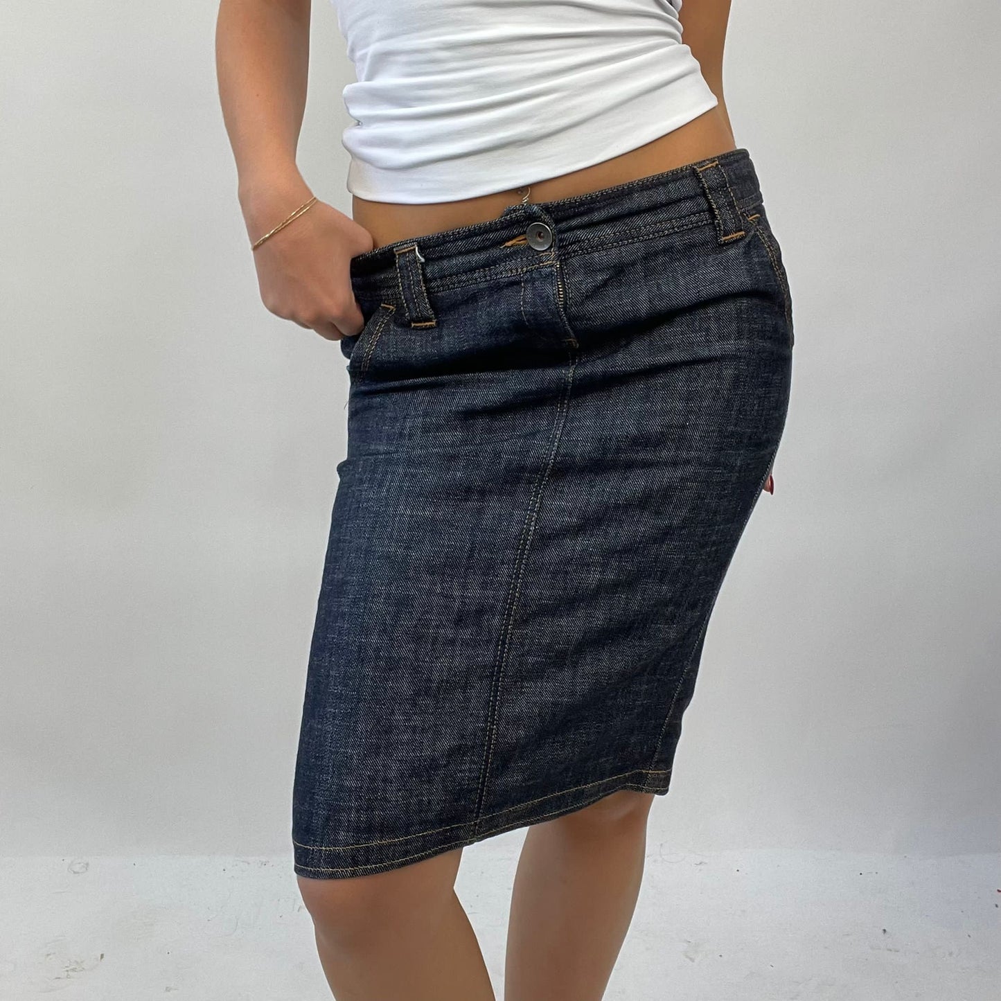 90s MINIMALISM DROP | small dark denim united colors of benetton skirt