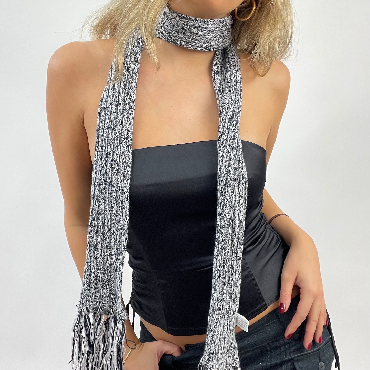 CORPCORE DROP | black and white knitted scarf