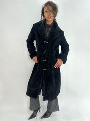 FAVORITOS DE INVIERNO | pequeña gabardina de estilo gamuza negra con adorno de piel sintética