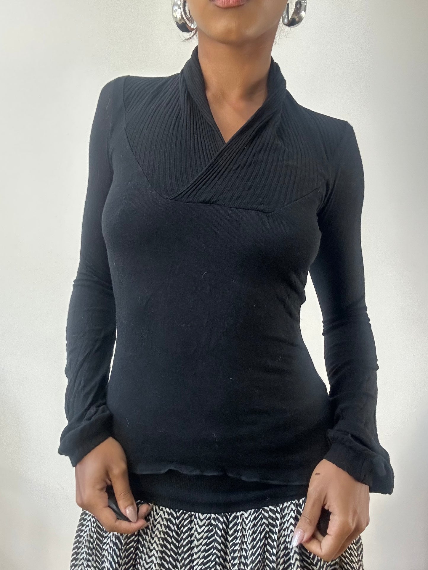 AUTUMN EDIT | small black knit jumper with rubbed neckline detail