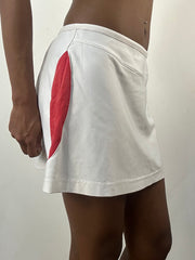athleisure edit | Mini-sorte branco com detalhes vermelhos