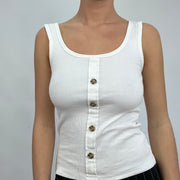 💻 CARRIE BRADSHAW DROP | talla: XS · color: blanco · prenda: top de tirantes · detalles: canalé + tres + botones + parte delantera