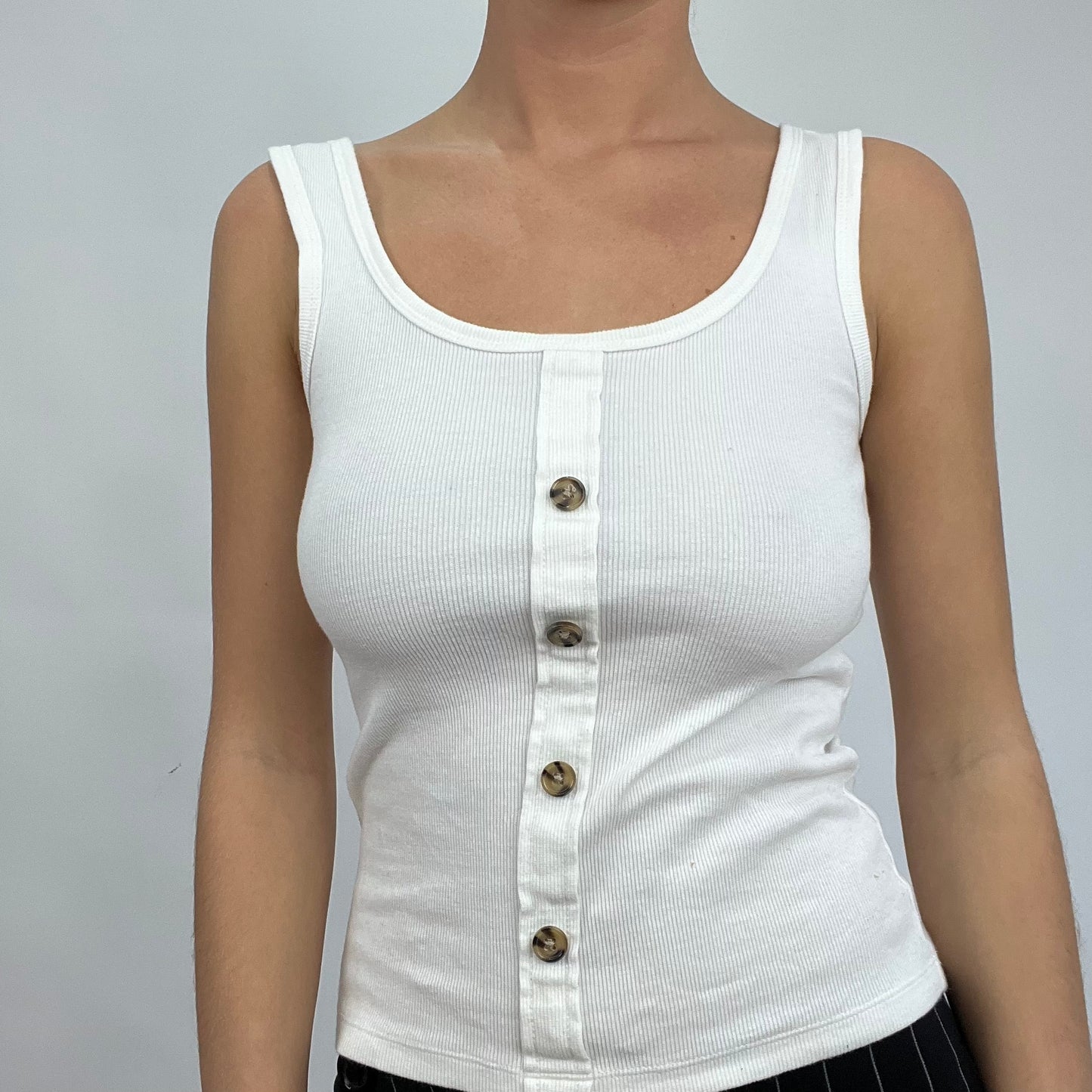 CARRIE BRADSHAW DROP | xsmall white ribbed cami with three buttons on front