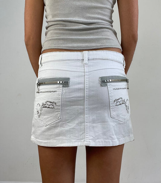 VINTAGE PICKS | small white mini skirt with embroidered detailing