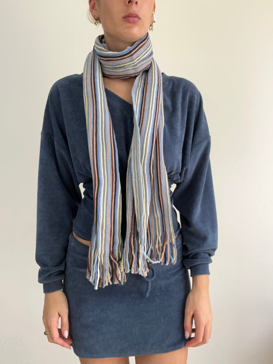 color: azul claro · material: punto · prenda: bufanda · detalles: a rayas + 💻 + ‼️