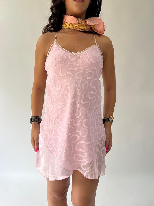 SATC drop | pequeño vestido de mini slip de bebé rosa con estampado bordado